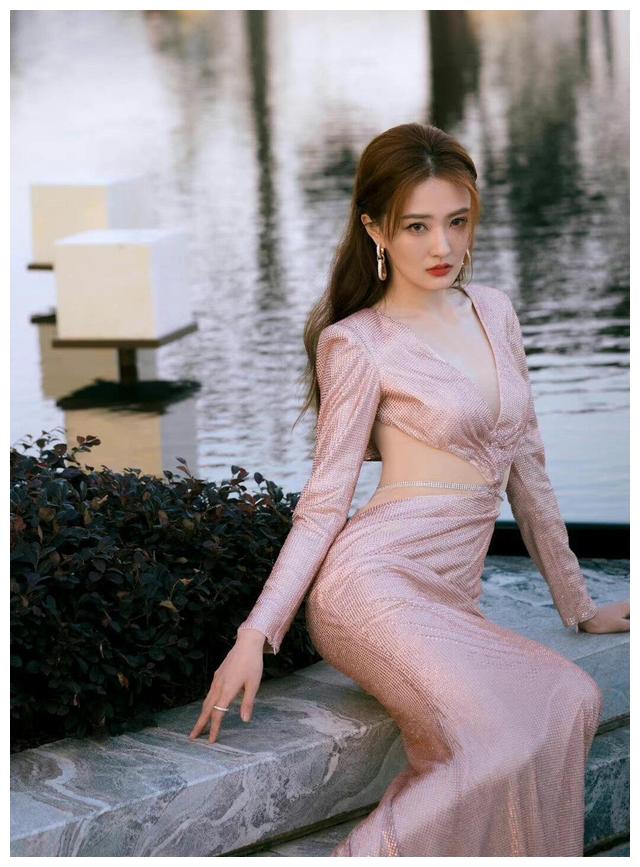 徐璐|徐璐的身材太绝了,穿“人鱼裙”都没勒出赘肉,“花瓶腰”太惹眼