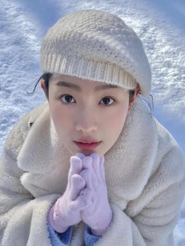 眼线 这是一篇《春节妆容日历》,没来得及美甲、种睫毛的……这篇帮你们“扳回一城”