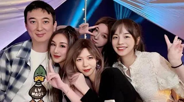 王思聪|王思聪打人风波后首现身，头戴绿帽排队吃面，被打者回应赔偿金额