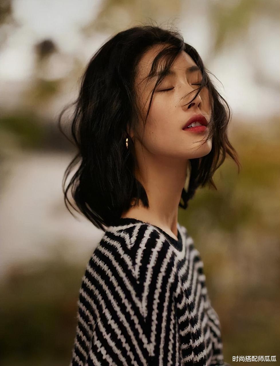 发型 ?女人过了55岁，尽量远离这4种“显老发型”！其实这些更时尚洋气