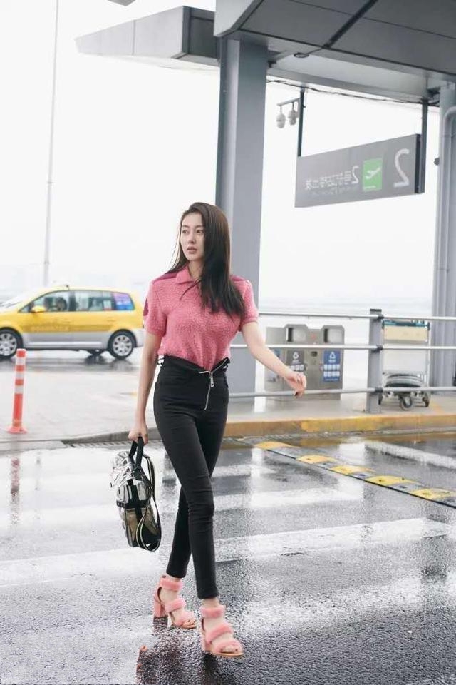 穿衣搭配 路人街拍，美女穿着一件黑色抹胸的上衣，真是太靓丽了