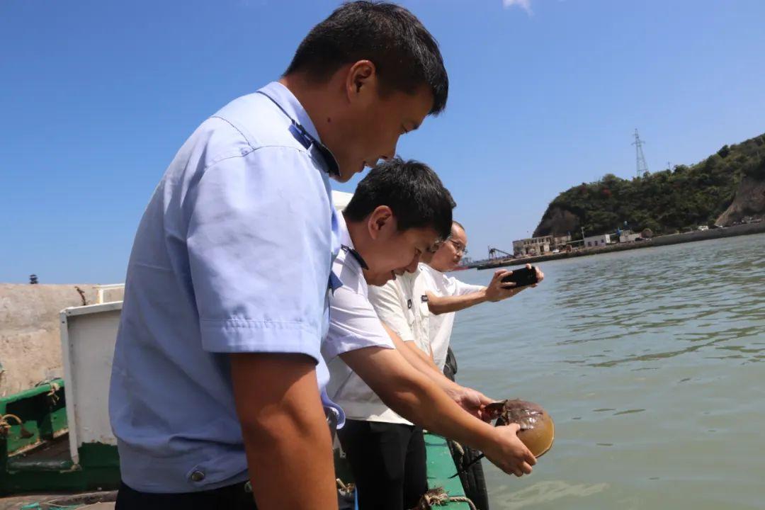 浙江15岁男孩带着弟弟,直奔派出所:给你们一个“宝贝”