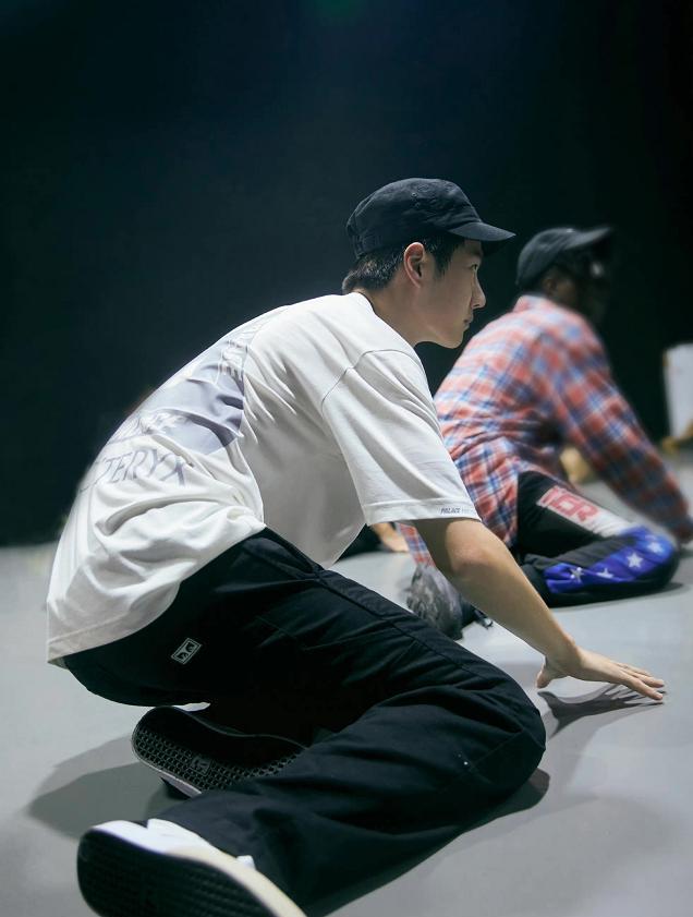 王一博|Z时代偶像王一博，改变了明星粉丝构成以女性居多的现象