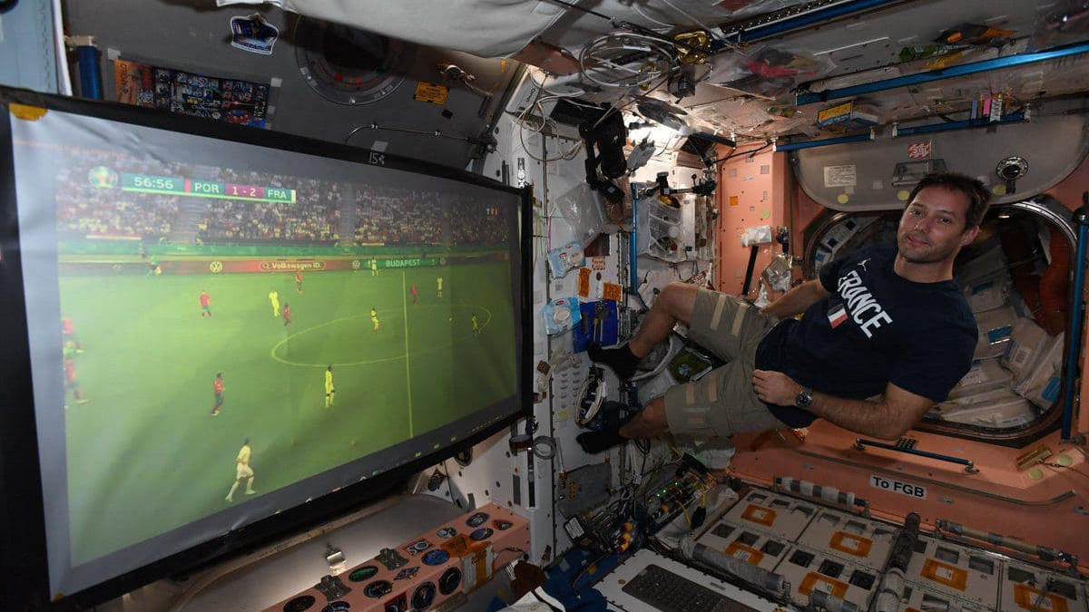 如何才能在空间站踢场足球赛？动作犹如慢放，想玩需要人工重力舱