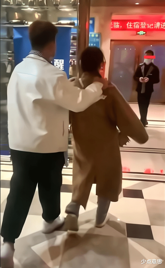浙江：男子送女友去KTV工作，女友扭捏不愿去，男子：赚钱就结婚