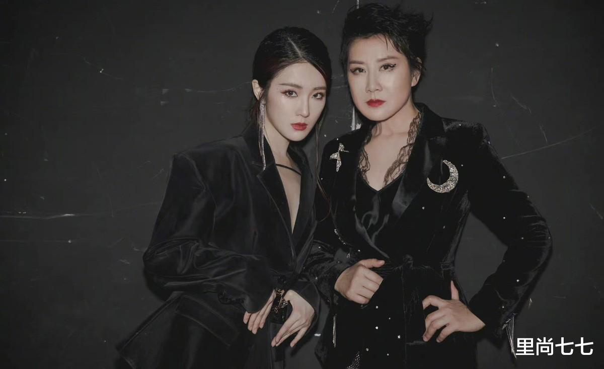 张凯丽|张凯丽为捧女儿也真拼!59岁还玩女团风,女儿五官出众却没辨识度