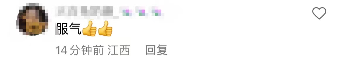 杨坤|杨坤身旁再换新人，与身材前凸后翘女子约饭站门口贴身热聊