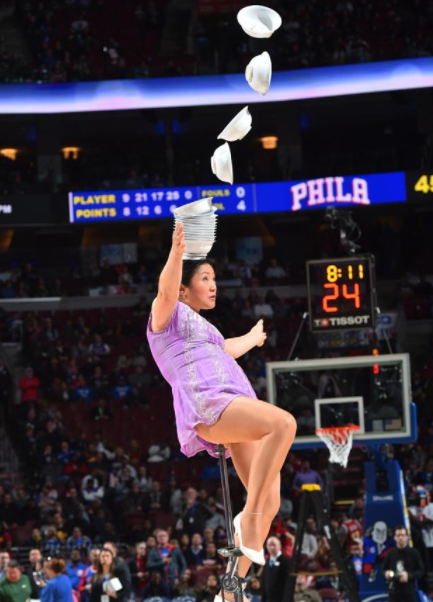 新疆男篮|1米52却成NBA红人！靠绝技5分钟赚2万元，风靡29年大妈为国争光了