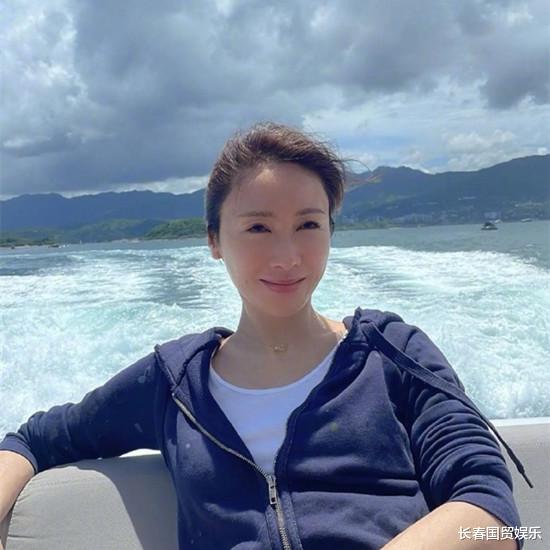 明星素颜|她曾是香港一代玉女，如今是身价百亿CEO，50岁素颜真面目曝光