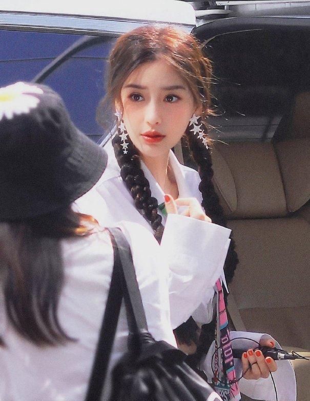 Angelababy|《奔跑吧》中,Angelababy看之前的节目视频,回忆满满,红了眼眶