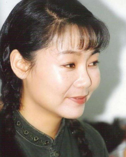 萨日娜|二百多娶回妻子潘军倍感珍惜,退居二线将妻子推向一级演员