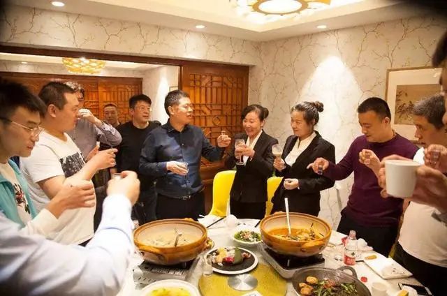 |饭局上，老板说：“帮我催下菜”，没头脑才去催！聪明人会这样做