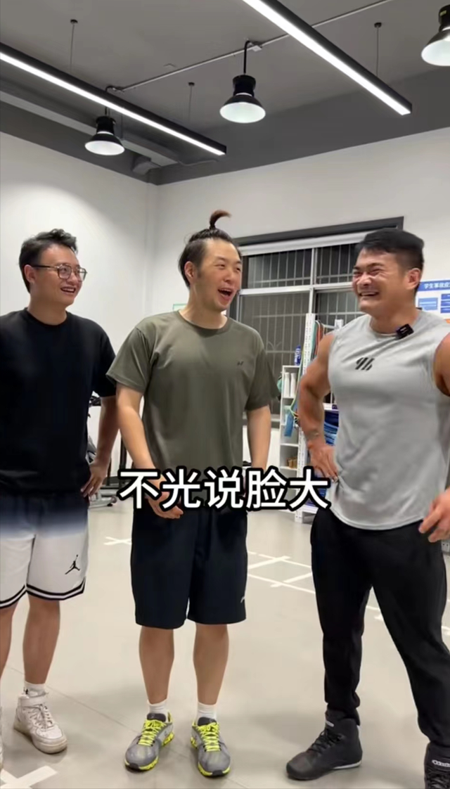 杜海涛 杜海涛被曝暴瘦30斤，身材消瘦面部显憔悴，本人回应秃头传闻