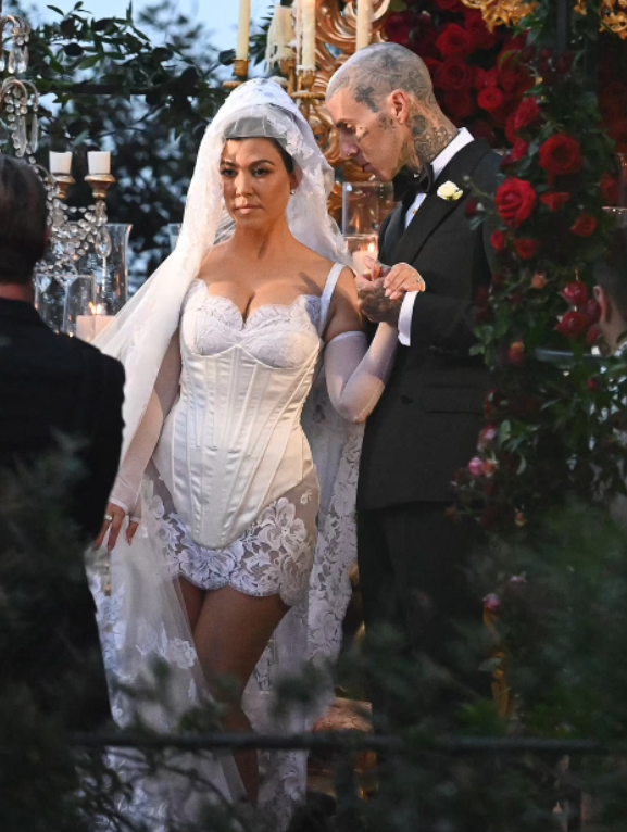 金·卡戴珊|卡戴珊家族大姐婚礼曝光，生育3个子女却依旧美艳，新郎一脸陶醉