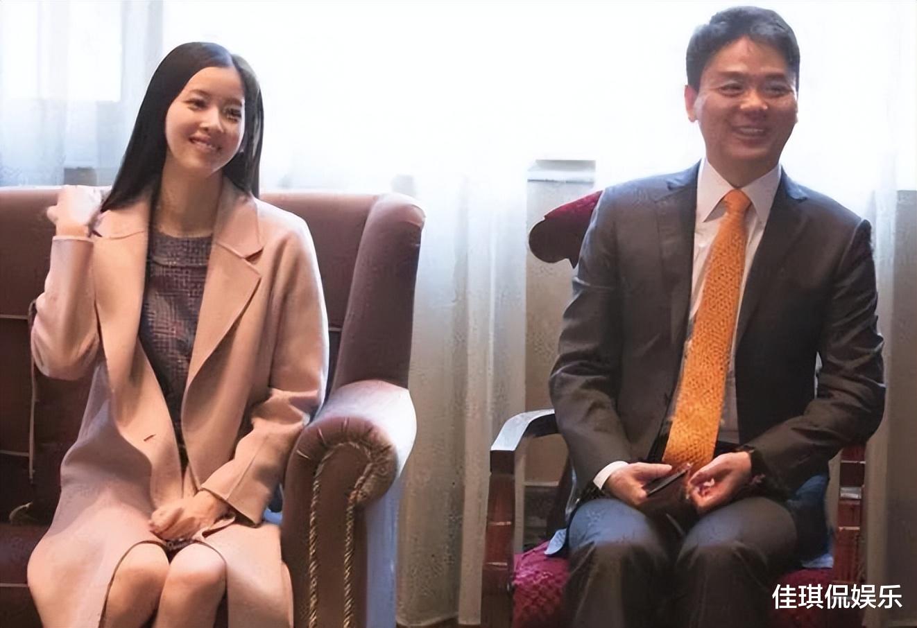 |刘强东请老丈人吃饭,这张合影引起网友们热议!大家看照片!