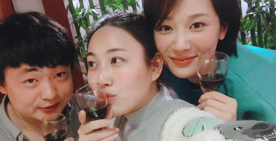 杨紫|杨紫不舍假期与闺蜜聚餐，两人感情如初，五年前杨紫亲自送她出嫁