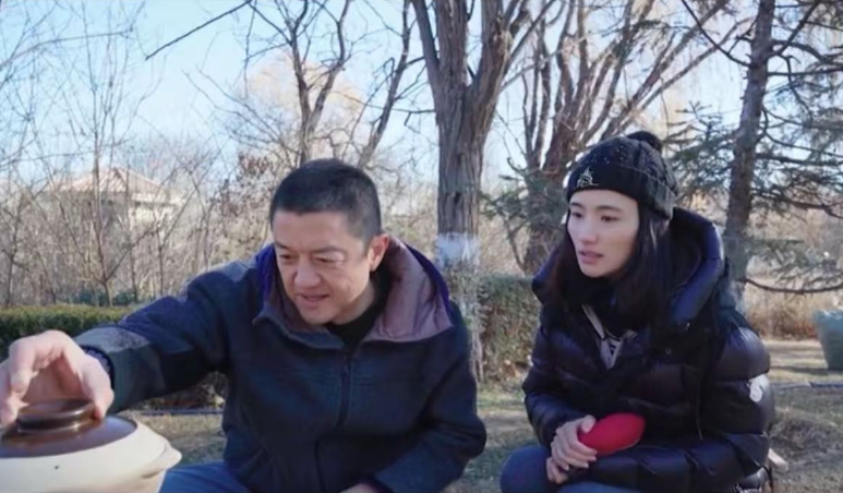 李亚鹏|李亚鹏携妻女现身乡下新屋！亲手做饭熬鸡汤，女儿正脸罕见被曝