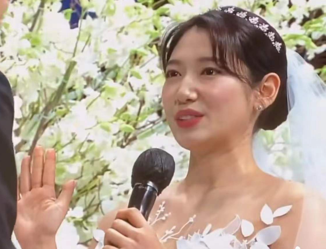 新蝙蝠侠|朴信惠婚礼内场全曝光，新娘感动落泪说不出话，夫妻拥吻掀起高潮