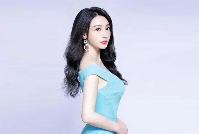 柳岩|柳岩穿低领连衣裙拍大片，比例太好引起热议，被质疑修图了