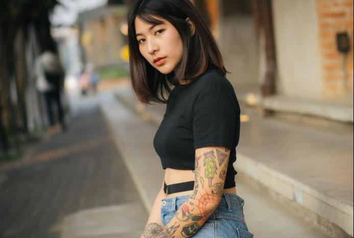 江苏一女子洗文身,胸口处刻“感谢父母”,网友:孝心刻在了外表