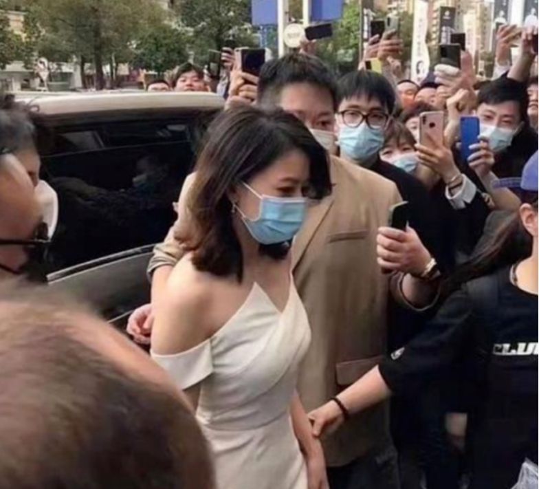 高圆圆|高圆圆生图好惊艳!脚踩恨天高走路扭胯,身边数名保镖气势非凡