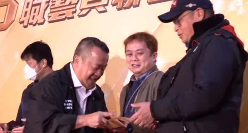 TVB举办联欢晚宴，众星不戴口罩吃盆菜，用鸡公碗塑料凳接地气