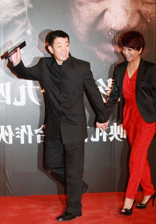 西装 江珊自然老去得真美，一身红黑配干练又优雅，梳酒红短发真精致