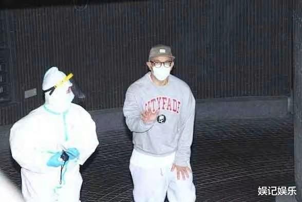 |具俊晔结束隔离现身，跟众人打招呼心情好，大S不去酒店接老公