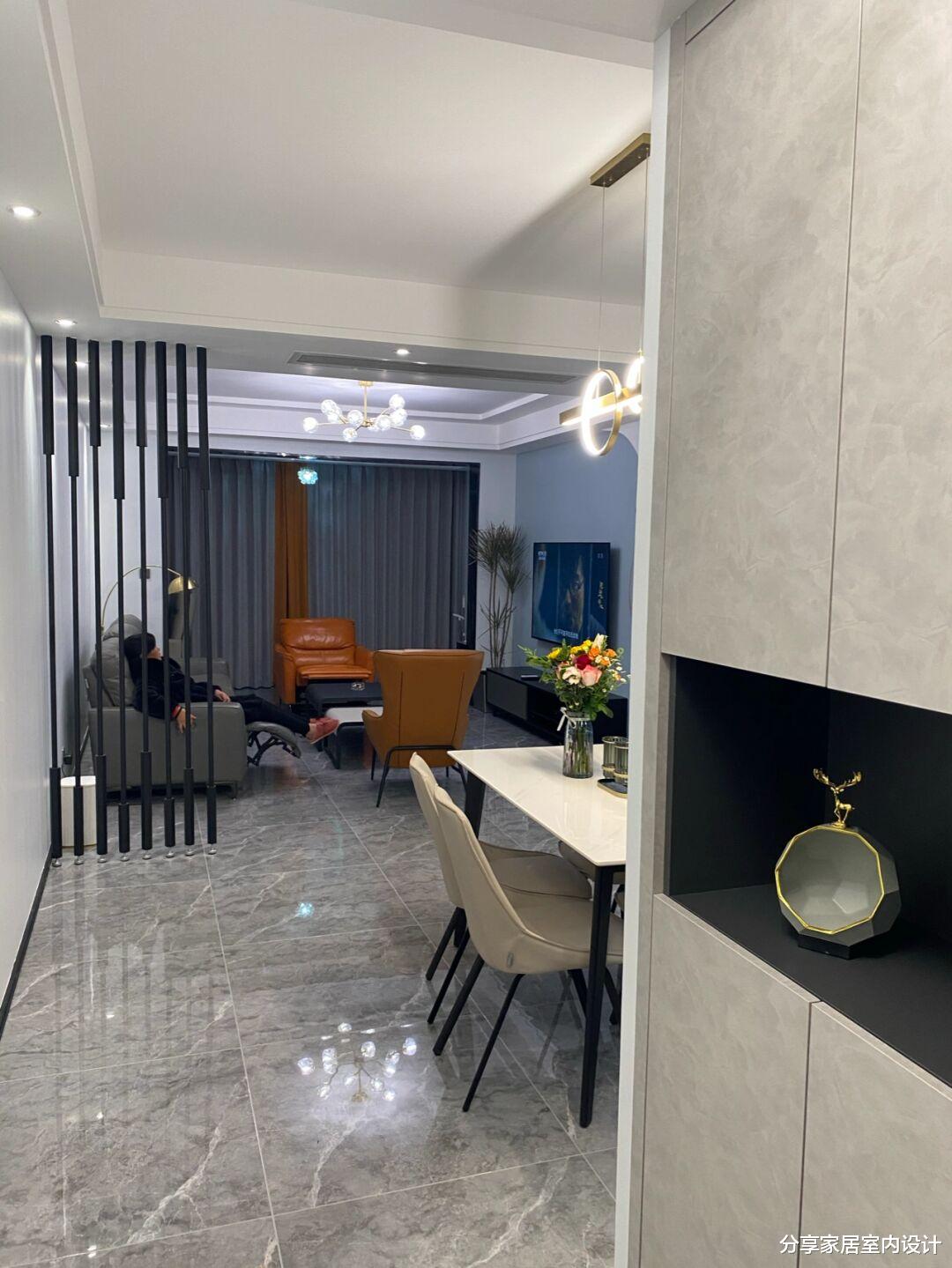 结婚六年终于通过努力拥有一套新房,三居室面积不大,装修却精致