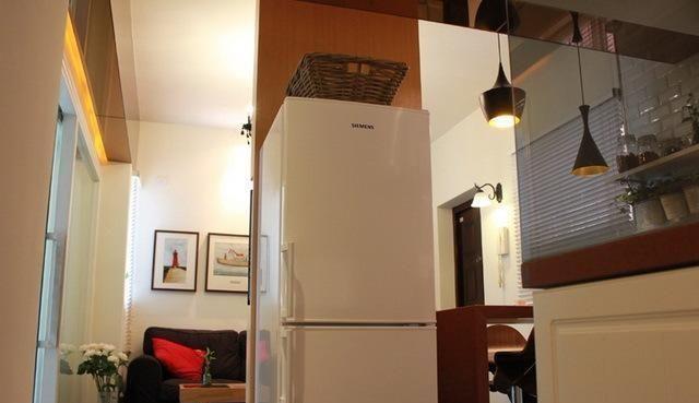 52㎡酒店公寓装修，细节都爆发能量，电视挂冰箱后面你见过吗？