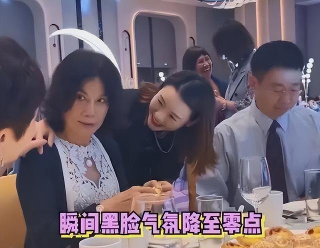 工人|董明珠参加婚宴被“搭肩”，对方身份已曝光，网友：不说也猜到了