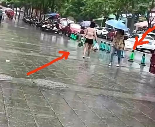 重庆一女子雨中出门买菜，忘打伞更忘穿外衣，被围观后披散头发遮面