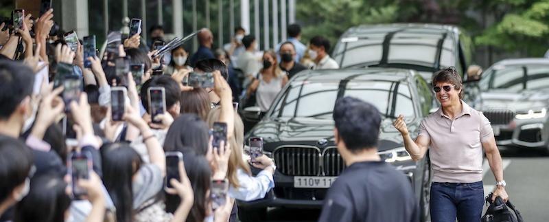 盖尔·加朵|阿汤哥舞台上变身偶像男团？访韩宣传《壮志凌云2》用手指比爱心