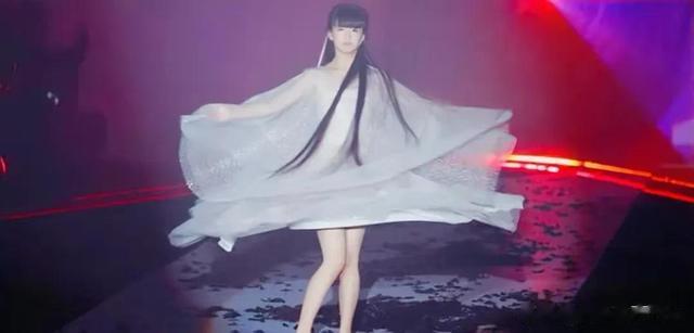 小彩旗|杨丽萍的小彩旗,14岁春晚一转成名似仙女,如今像换了个人