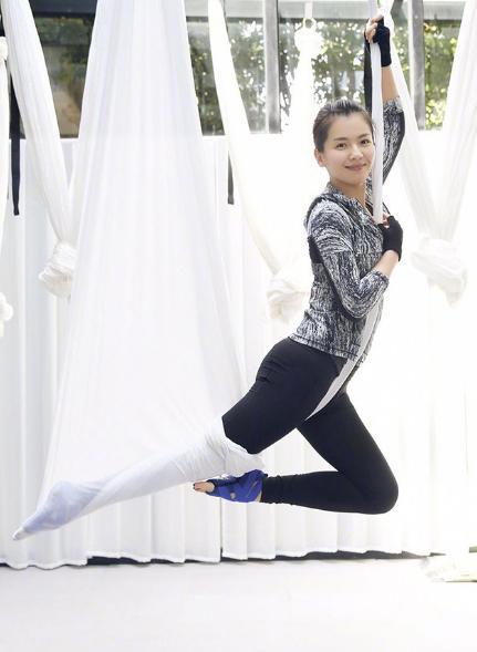 参观刘涛一家住的豪宅,卧室墙面几乎做满衣柜,衣服实在太多了