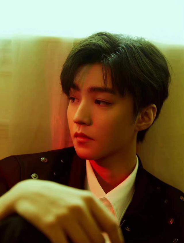 王俊凯|王俊凯最新造型，铆钉皮衣造型帅气，时尚穿搭难压温雅少年气