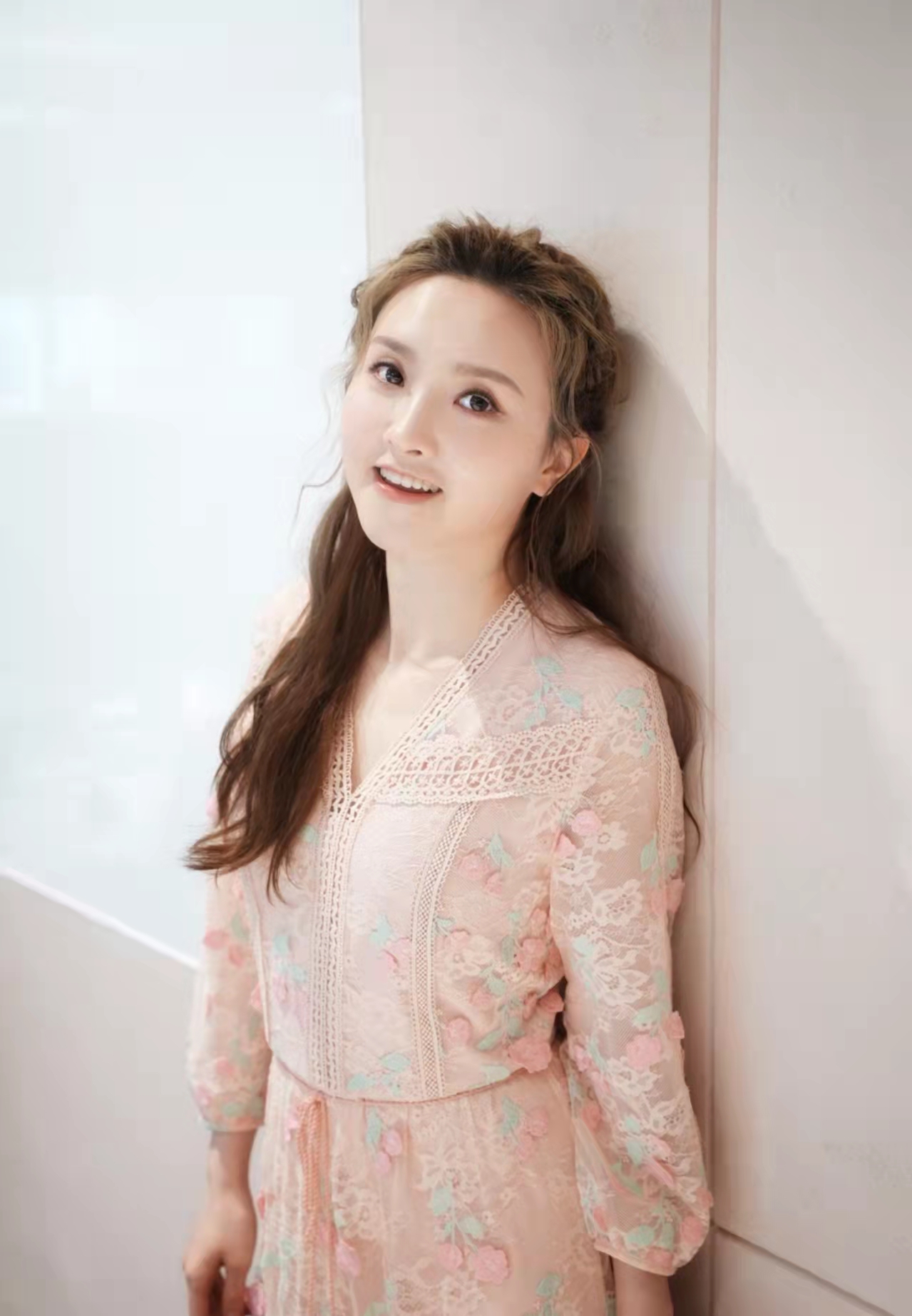 关宝慧|香港疫情仍严峻！女星确诊喉咙痛到崩溃，关宝慧不惧危险运送物资