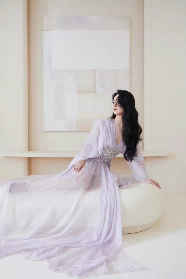 赵丽颖|赵丽颖卷发造型，紫纱曼曼如仙女下凡，网友：她又恢复泡剧组生活