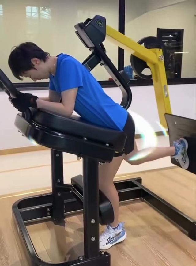 王曼昱|彼此成就！孙颖莎王曼昱女双世界排名第一，休假期也停不下来