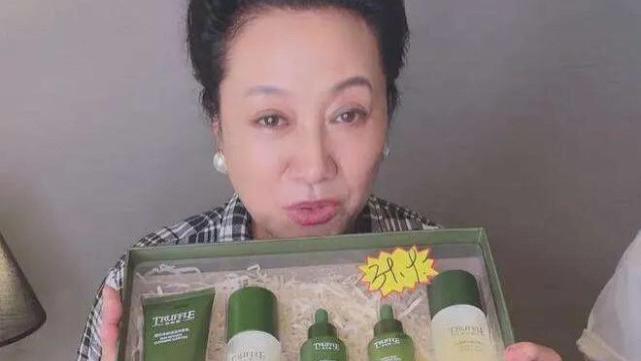 车晓|王丽云直播间嫌弃网友不给她刷2000元的火箭！网友：你女儿3亿离婚费花完了？