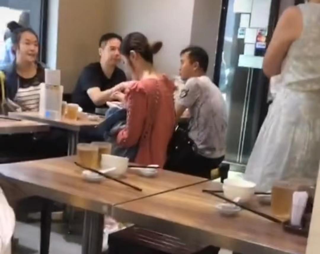 陈慧琳|50岁陈慧琳现身小餐馆！身材苗条显年轻，与助理坐狭窄小桌不嫌挤