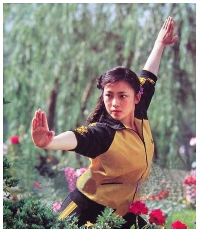 李连杰|32年前，生完孩子就被李连杰抛弃，住地下室10年的黄秋燕，怎样了