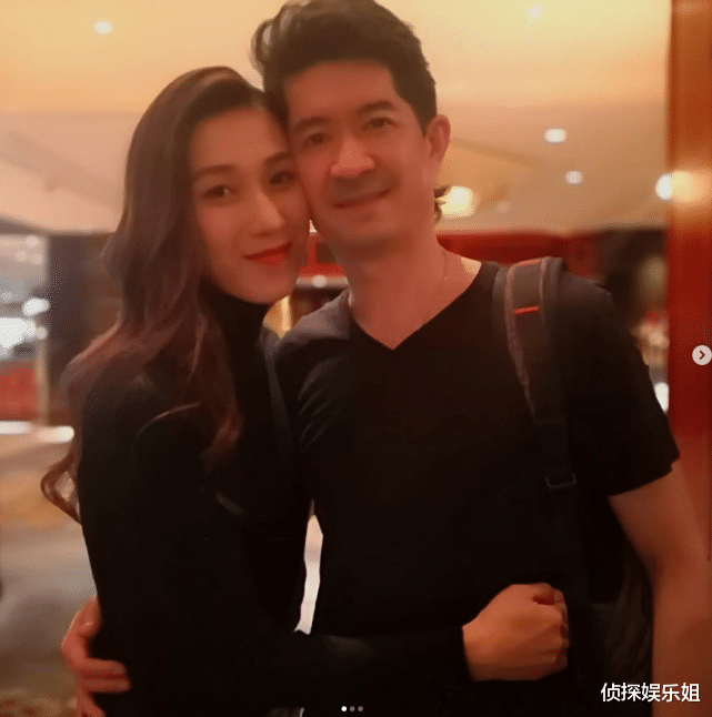 钟嘉欣|钟嘉欣晒老公视角秀幸福,挺三胎孕肚陪儿女坐旋转木马,状态超好