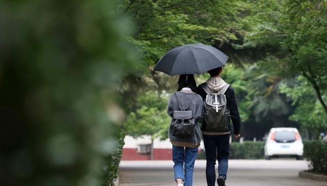 妻子外出打工与他人发展恋爱关系,丈夫偶遇后持刀报复伤人
