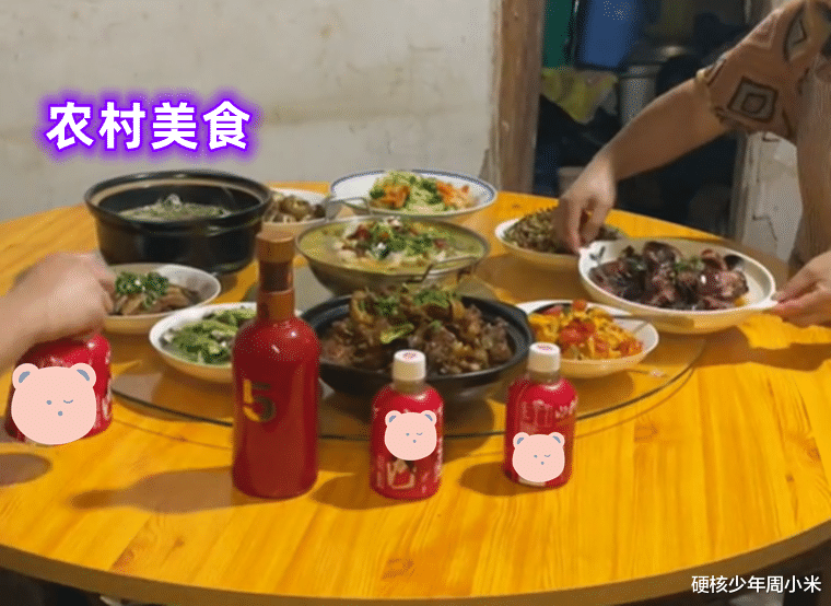 男子去朋友家做客被热情款待,上厕所后不敢吃鱼,“下不去筷子”