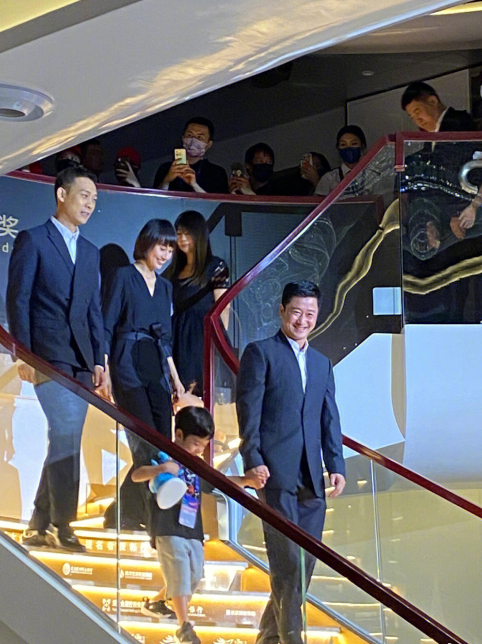 袁泉|百花奖红毯：吴京被儿子拽着走，曾黎穿高跟被搀扶，袁泉出场惊艳