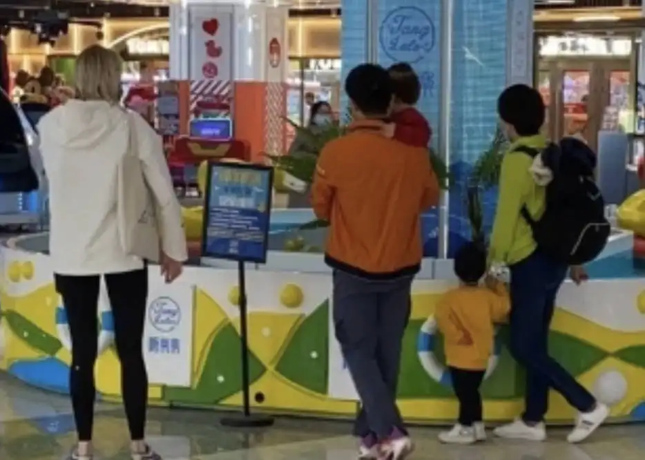 撒贝宁|撒贝宁携妻儿外出游玩！牵孩子打扮低调无人识，混血龙凤胎引关注