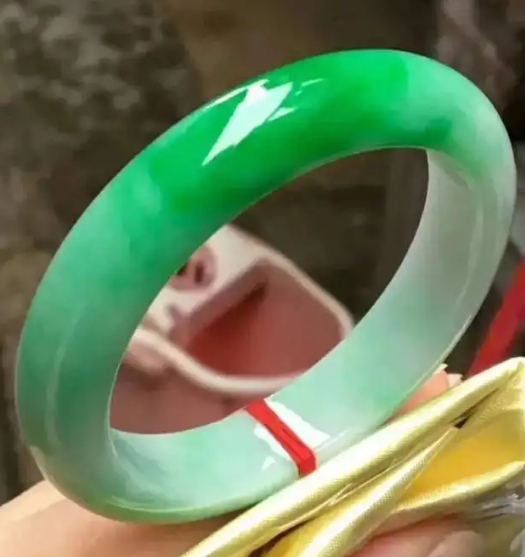 翡翠|好不容易买了翡翠,到底该怎么保养?