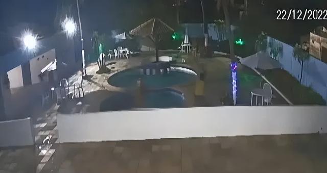 巴西男子夜闯豪宅想侵犯女住户,用头撞碎玻璃门后失血过多死了!
