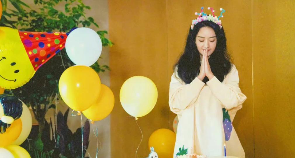 赵丽颖|赵丽颖生日大合照，好多熟悉的明星面孔，颖宝对着镜头比耶好甜！